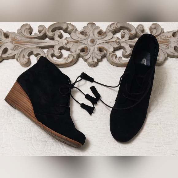 Dr. Scholls lace up booties. - Picture 10 of 10